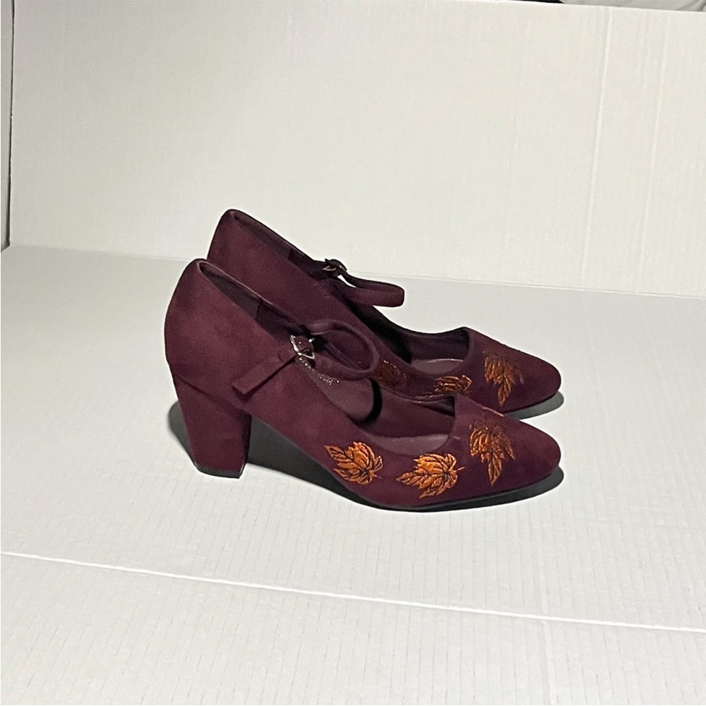 Lulu Hun Lear Embroidered Block Heels - Picture 12 of 15